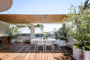 3 bedroom pentahause steps of the beach by SeaNrent
